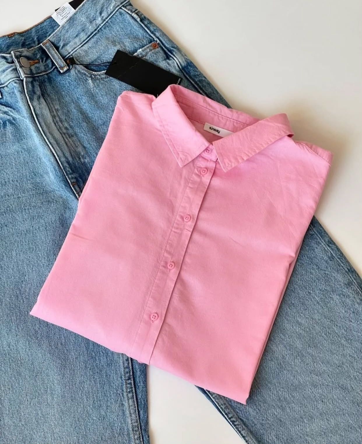 BUTTON DOWN SHIRT WITH WIDE LEG JEANS