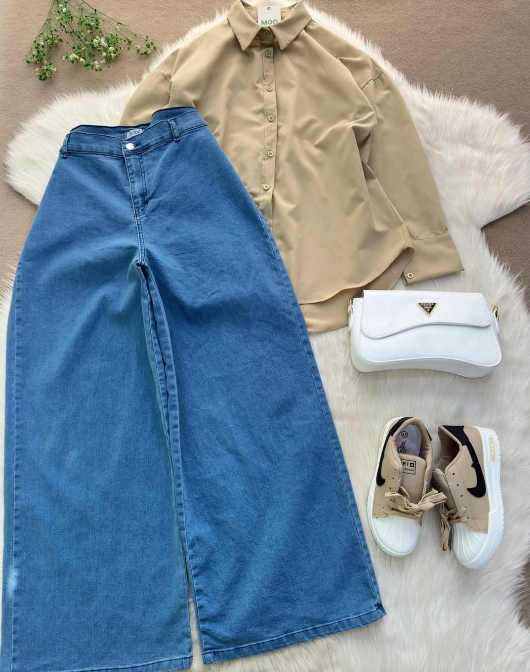 BUTTON DOWN SHIRT WITH WIDE LEG JEANS